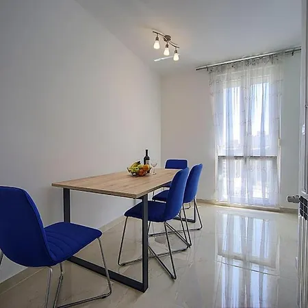 Big Cozy Near The Beach/center Apartment Pula